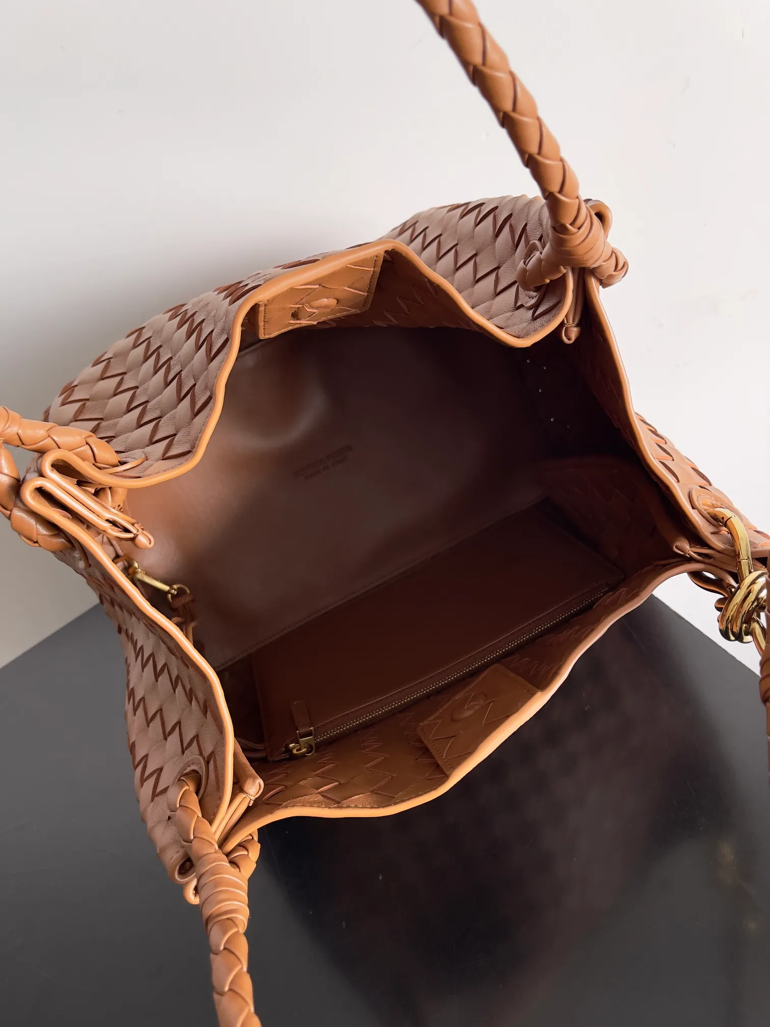 Batch 2660 24 early autumn new model Andiamo Parachute is made of a whole piece of woven leather. It is processed by folding stitching at the four corners. # Craftsmanship and creativity. The large size is atmospheric and practical. One of the must-selects for BV. It has a large space, can hold a computer, the shoulder strap is thick, and the upper shoulder is very comfortable. The large parachute can be carried on the body and can be carried on the body. The upper body is versatile and cute☺️ Style number: 796571 Size: 30*26*20cm